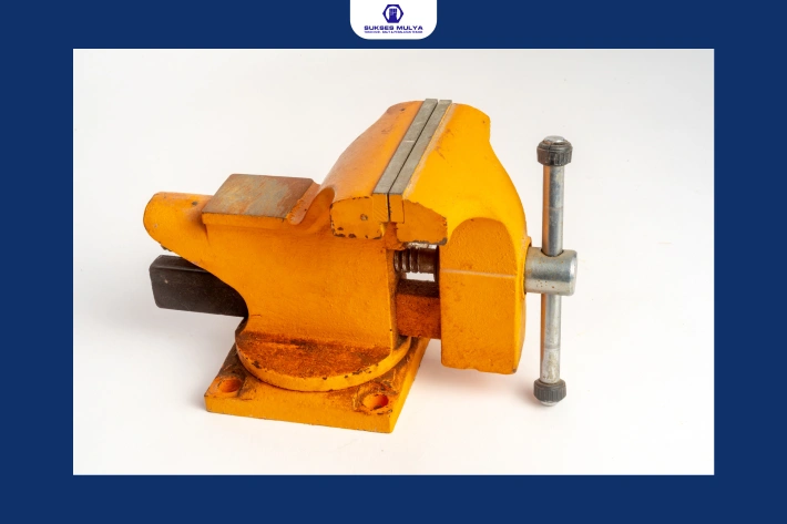 Panduan Lengkap Menggunakan Ragum (Bench Vise) dengan Aman dan Efektif